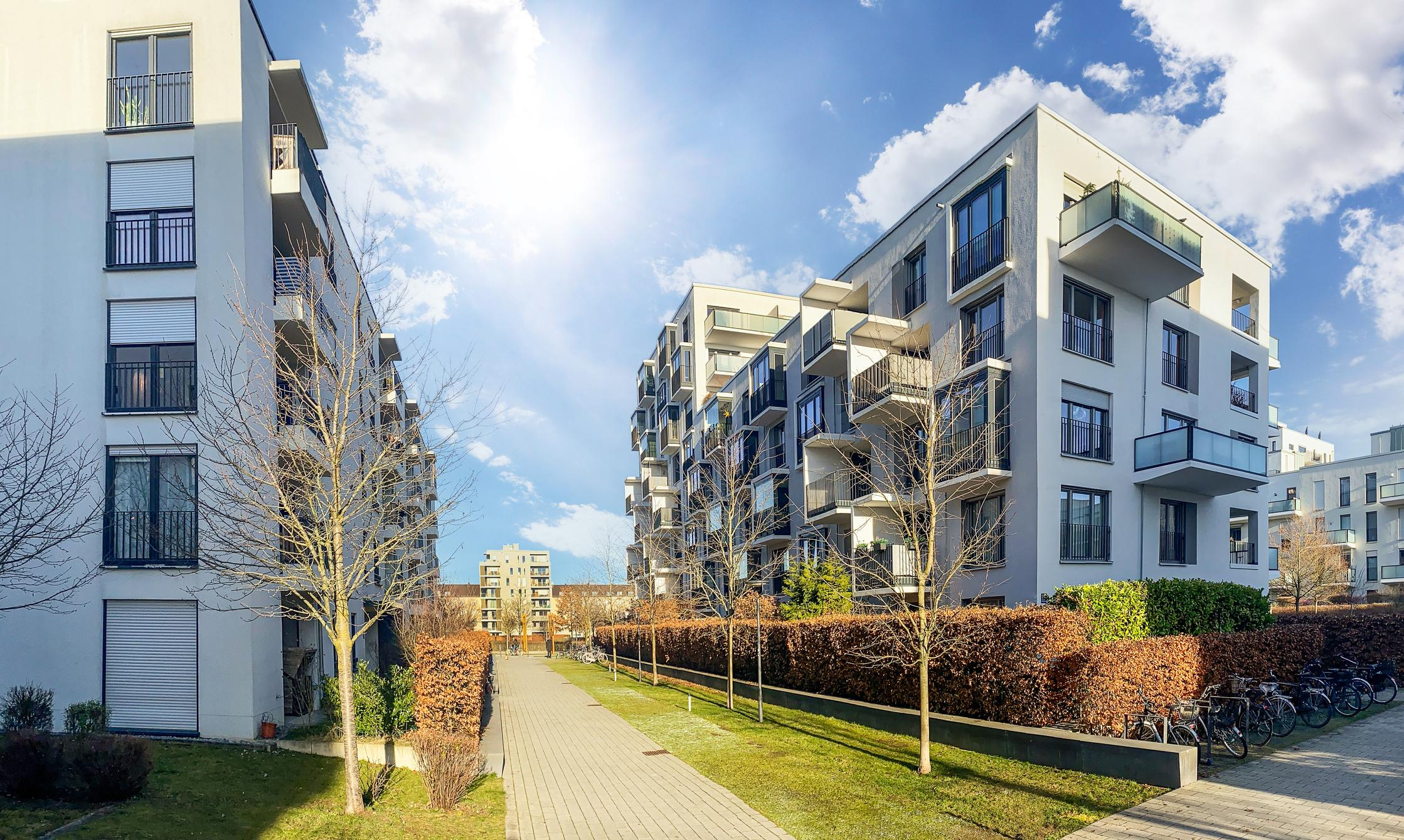 Wohnanlagen & Mehrfamilienhäuser — moderne Wohnanlage mit Wegen und Gemeinschaftsflächen